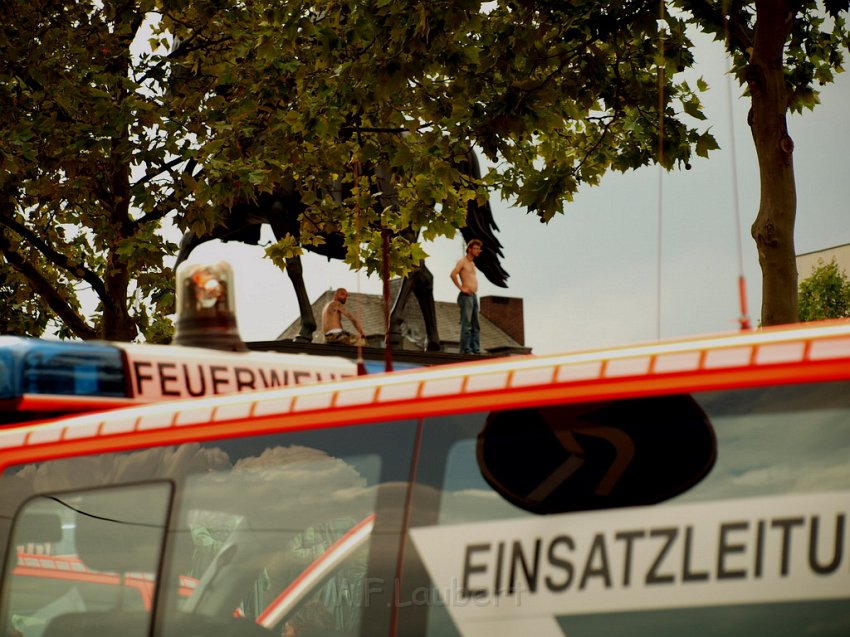 2 Denkmalkletterer hielten Feuerwehr und Polizei in Trapp Koeln Heumarkt P098.JPG